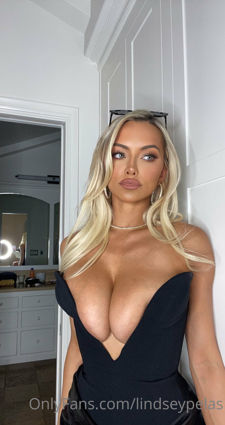 Lindsey Pelas