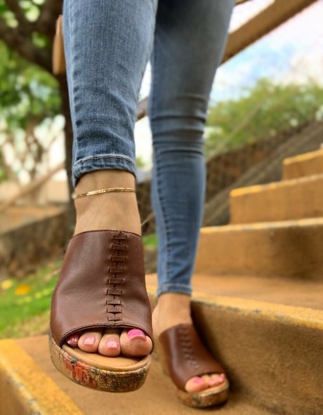 Kimkissesfootgoddess