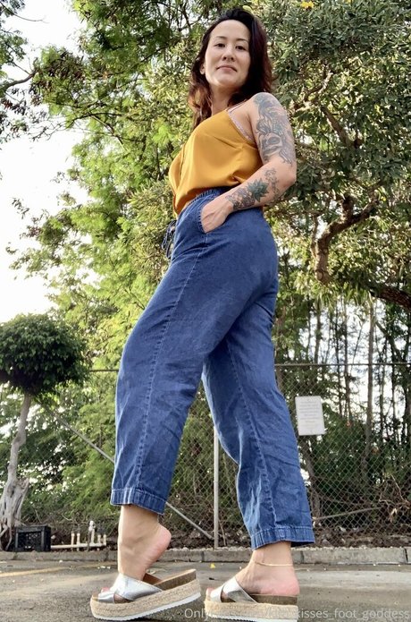 Kimkissesfootgoddess