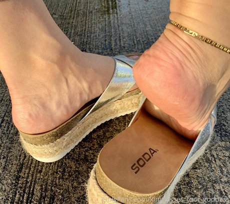 Kimkissesfootgoddess