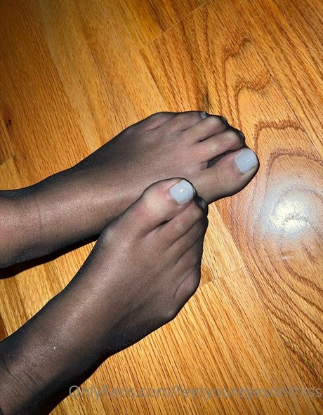 Feetyoureyesonthiss