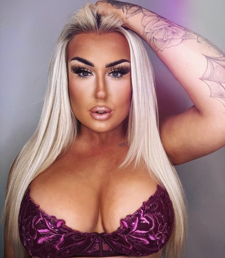 Hennessy  Sexting Queen 