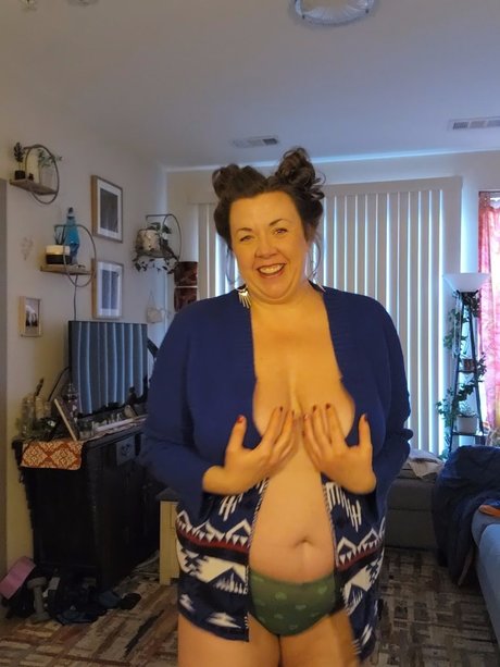 Hot Hula Hooping With Helga