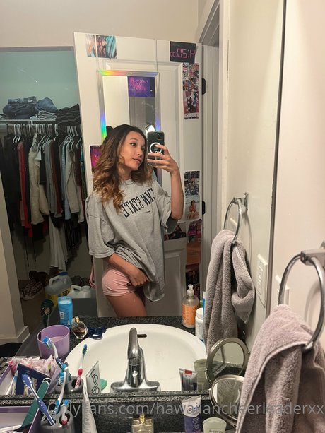 Hawaiian Cheerleader