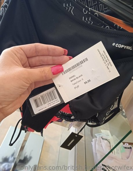 Britishbralesshotwifex