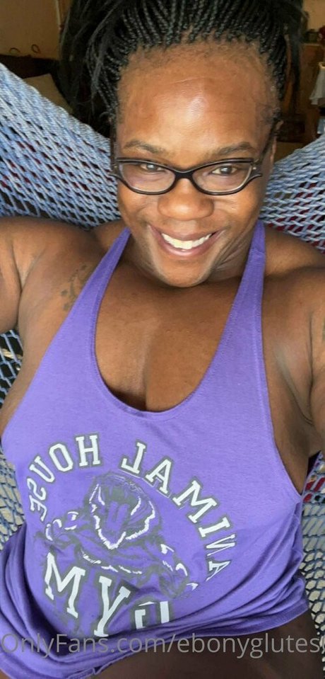 Ebonyglutes01