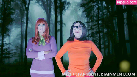 Velma  Daphne Cosplay