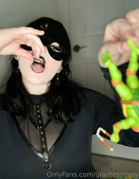 Giantessgrey