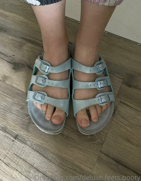 Deluxefeetsbooty
