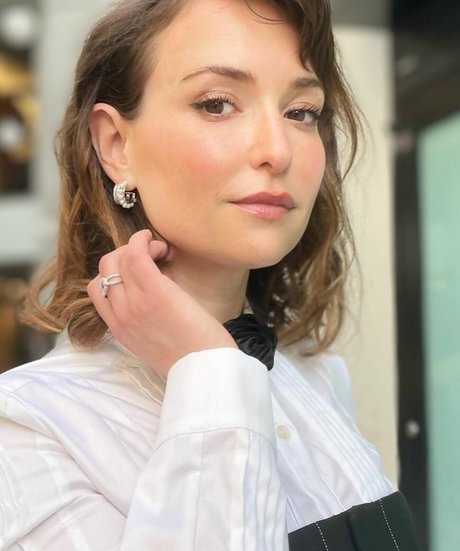 Milana Vayntrub