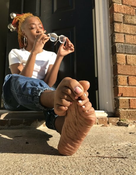 Littleebonyfeet