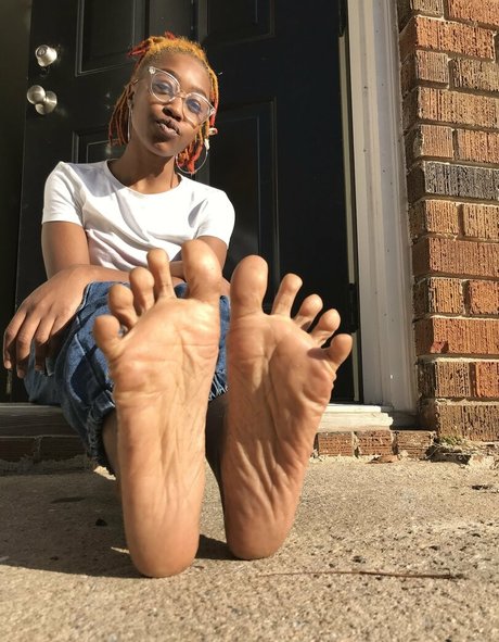 Littleebonyfeet