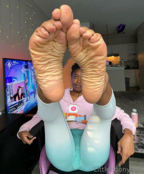Littleebonyfeet