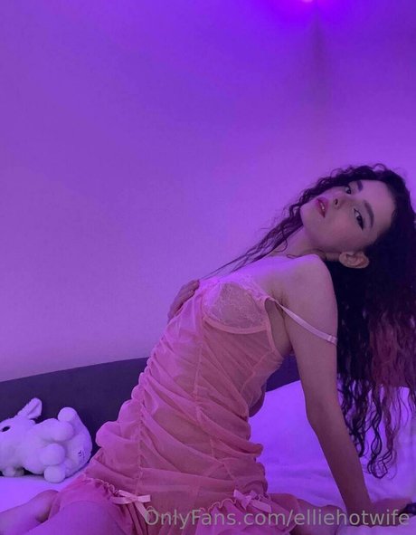 Elliehotwife